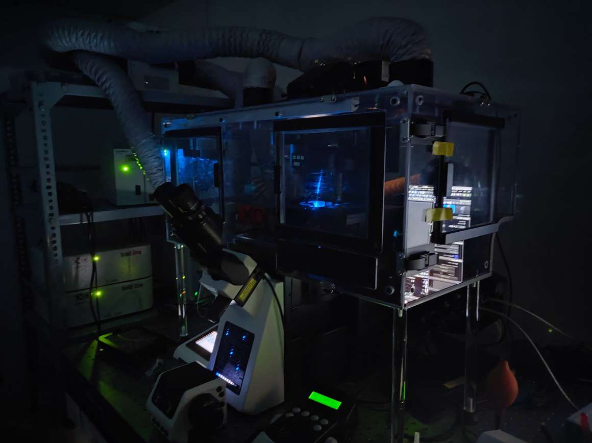 Microscope setup in the lab